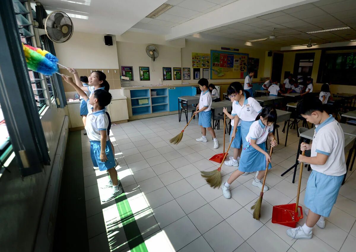 The clean the classroom. Япония уборка в школе. школы азии. cleaning classroom. образование в японии уборка классов.