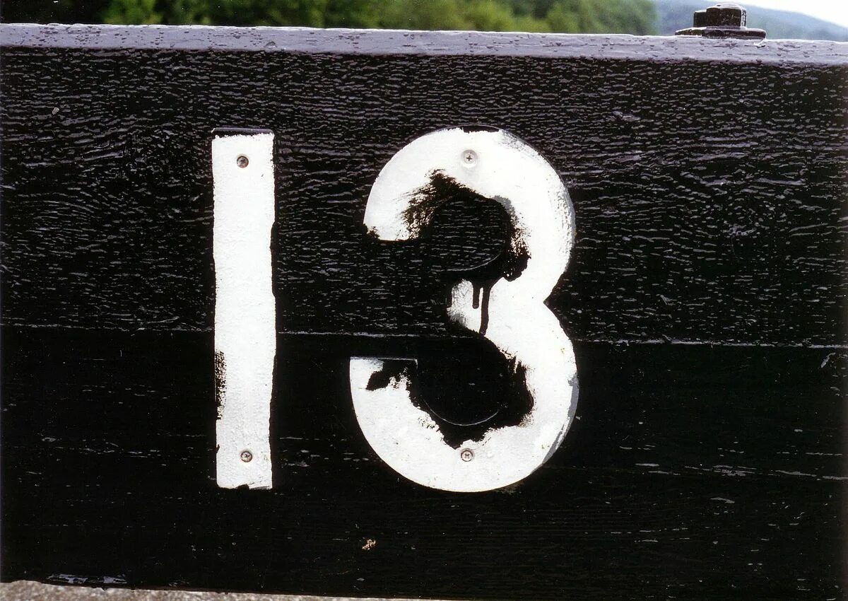13 число дом. Цифра 13. число 13 суеверия. страшная цифра 13. цифра 13 ассоциации.