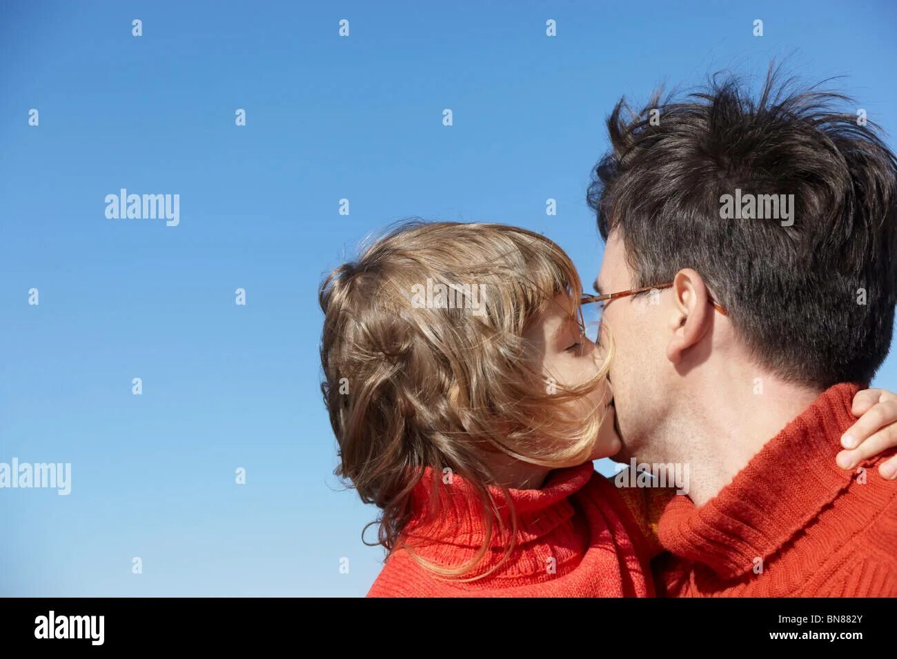 Целует дочь в губы. Daughter father поцелуи. father and child kiss. папа целует дочку в губы.