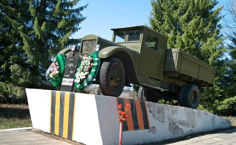 Полуторка город. Памятник автомашине «ЗИС-5» В Подборовье. Памятник ЗИС 5 В Подборовье Бокситогорского района. Подборовье памятник дорога жизни. Полуторка в Подборовье.