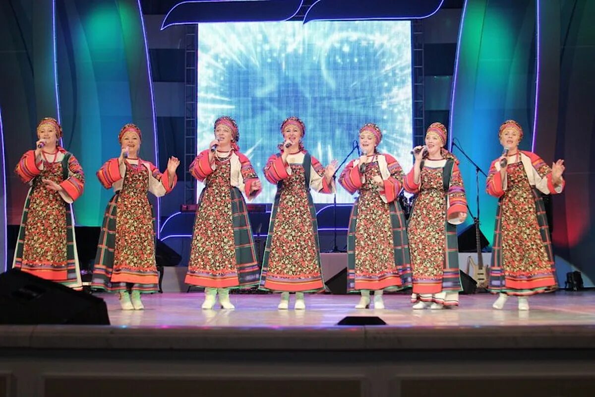 Платья для вокальной группы женщин. Костюмы для вокальной группы женщин. Сценические платья для ансамбля. Народный ансамбль сорока. Вокально танцевальный ансамбль.