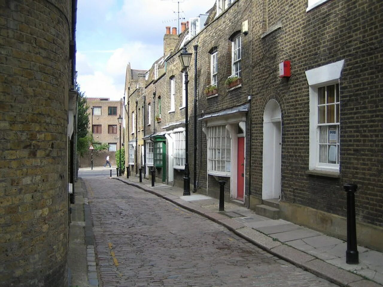 The is located in street. Грин стрит Лондон. Green Street в Англии. Little Green Street London. Английские улицы.