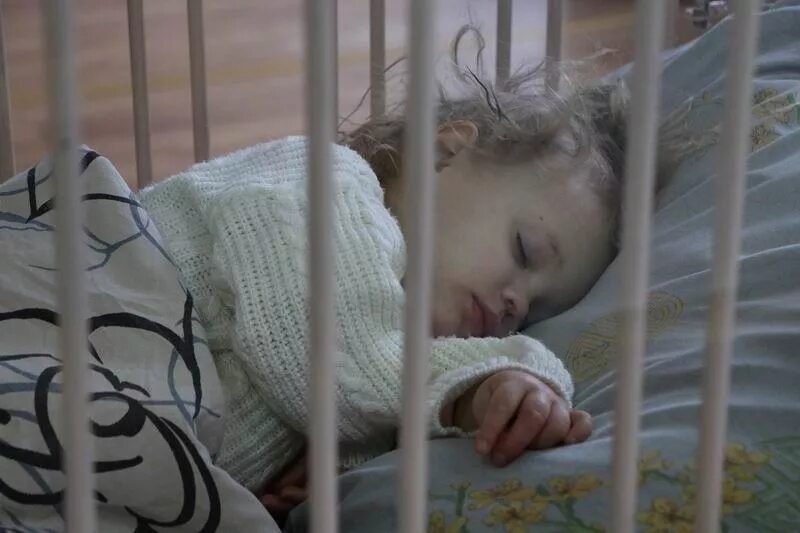 Дети в доме малютки. Сироты в детдомах. Что такое брошенные дети. Малыши в детских домах. Дети отказники бузулук 2022.