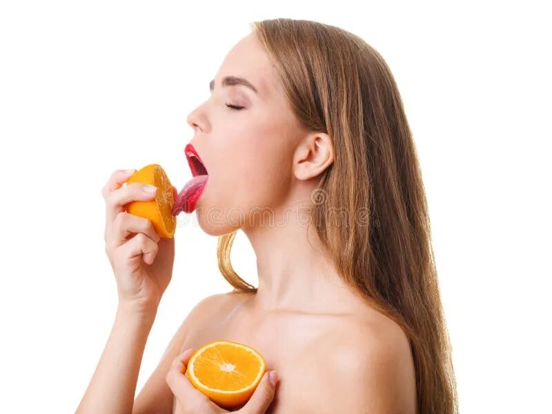 Девушка облизывает пол. Девушка лижет апельсин. Девушка облизывает апельсин наслаждение. Девушка облизывает кукурузу.