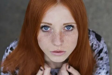 Рыжеволосая девушка с веснушками