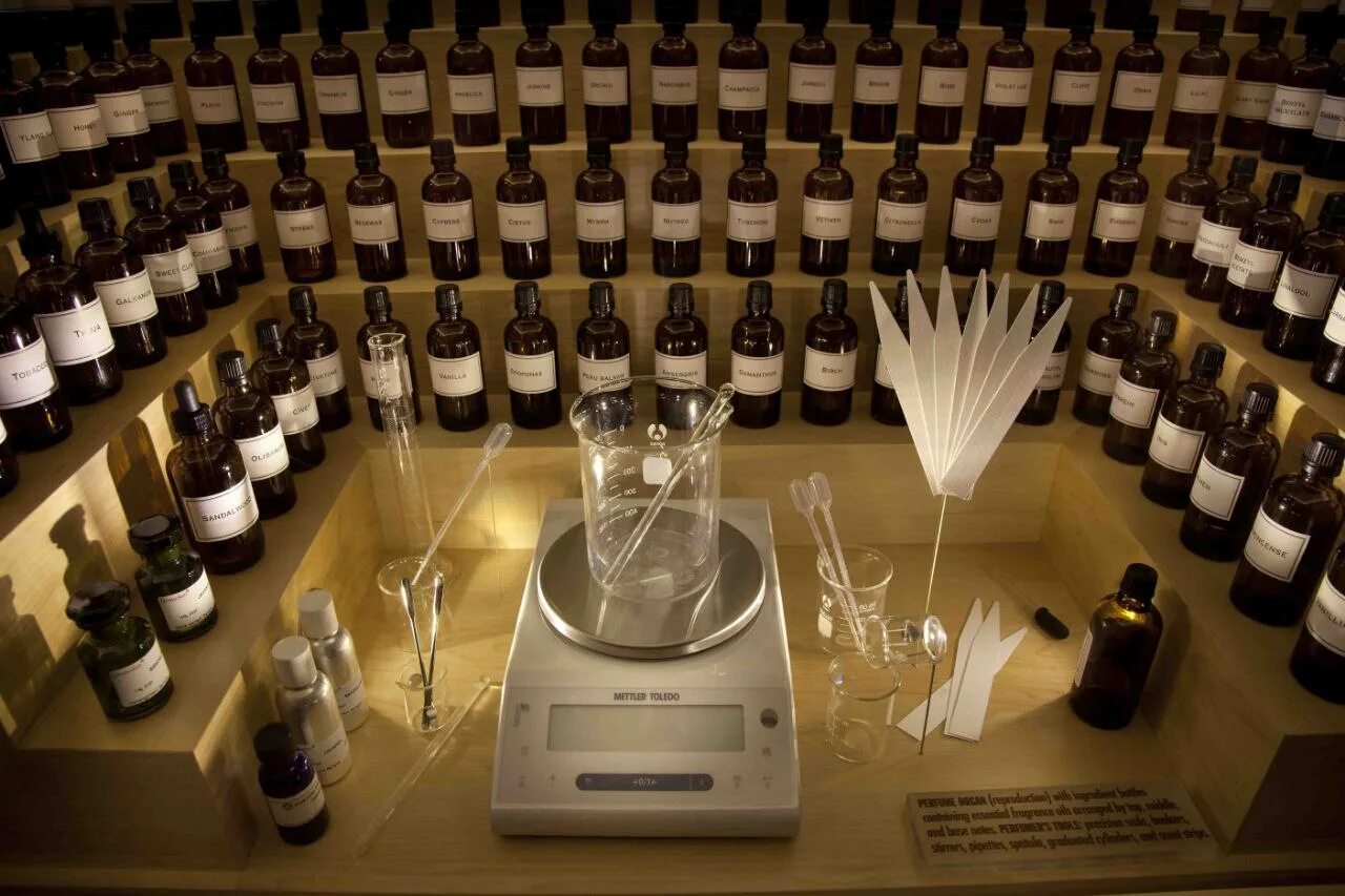 Оборудование парфюмера. Стол парфюмера. Лаборатория парфюмерии. Столик для парфюмера.