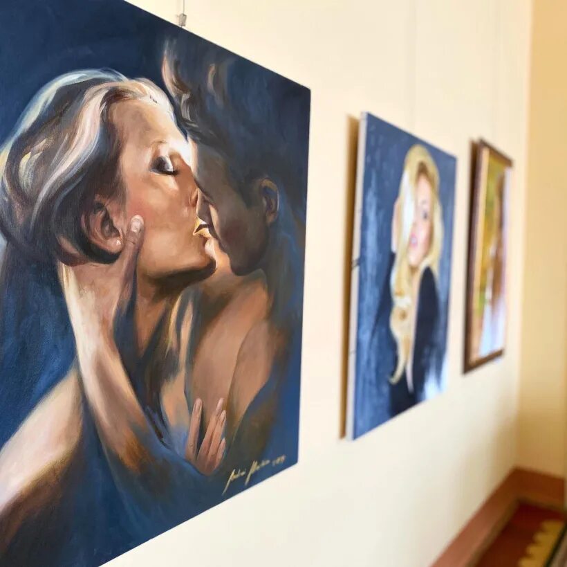 двойная композиция. петербург дягилева выставка любовь к трем апельсинам. влюбленные в музее. двойная экспозиция свадьба. картина дэмиена херста сердце.