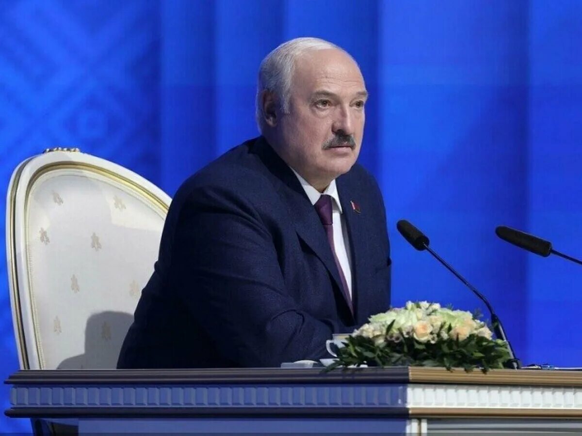 Лукашенко признали. Лукашенко фото. Лукашенко с вином. Выступление президента.