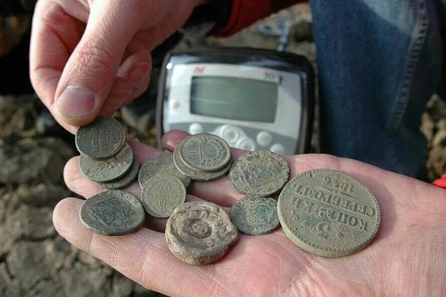 Монеты находки копателей. Коп монет с металлоискателем. Находки кладов с металлоискателем. Клад монет.