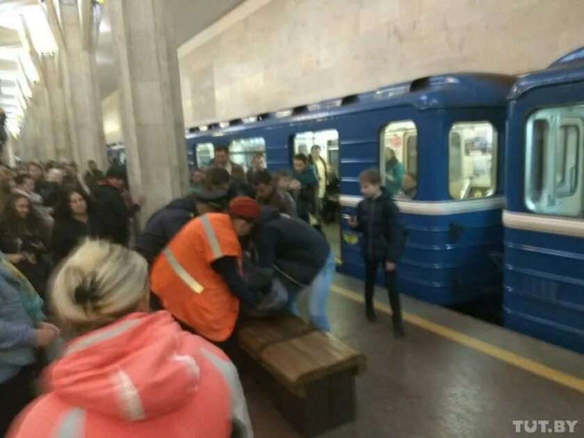 Сегодня метро октябрьская. Происшествие в метро Минск.