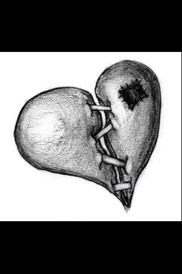 Разбитое сердце карандашом. Разбитое сердце эскиз. Зарисовка разбитое сердце.