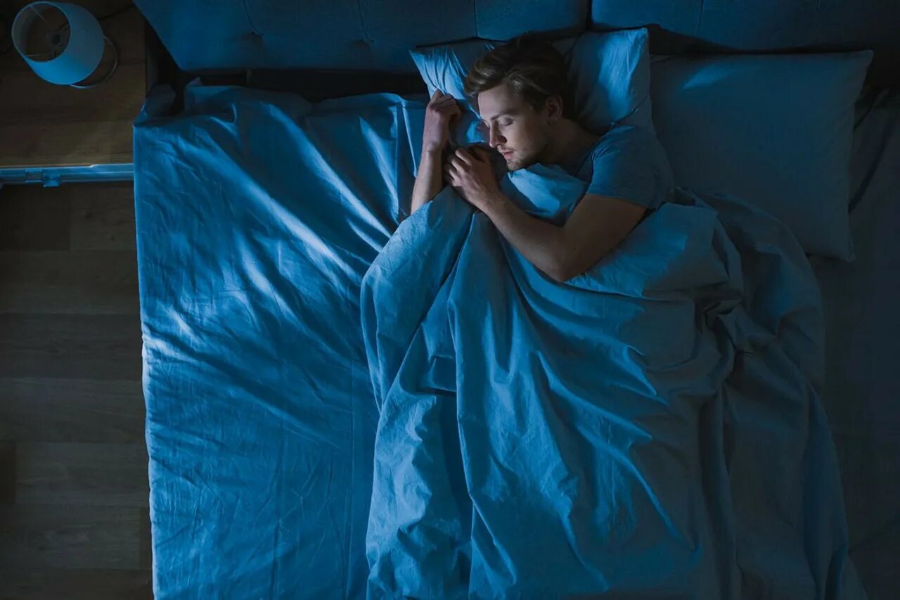 Сон в кровати. Сонный мужчина. Про сон. Сон картинки. Сонный мужчина.