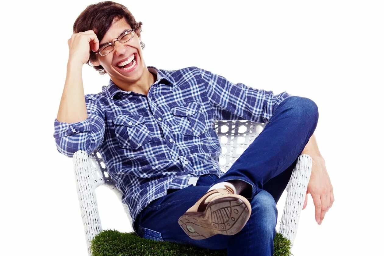 Мем ржет. Весна в душе. Девушка сидя смеется. Зюпочеиу девушки ненавидят. Сидит мем.