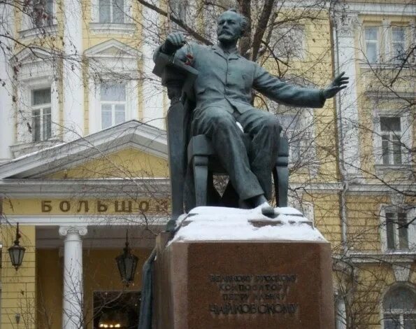 Памятник чайковскому перед московской консерваторией. Московская консерватория памятник чайковскому. Московская консерватория памятник чайковскому. Памятники композиторам в с-петербурге. Памятник чайковскому у консерватории.