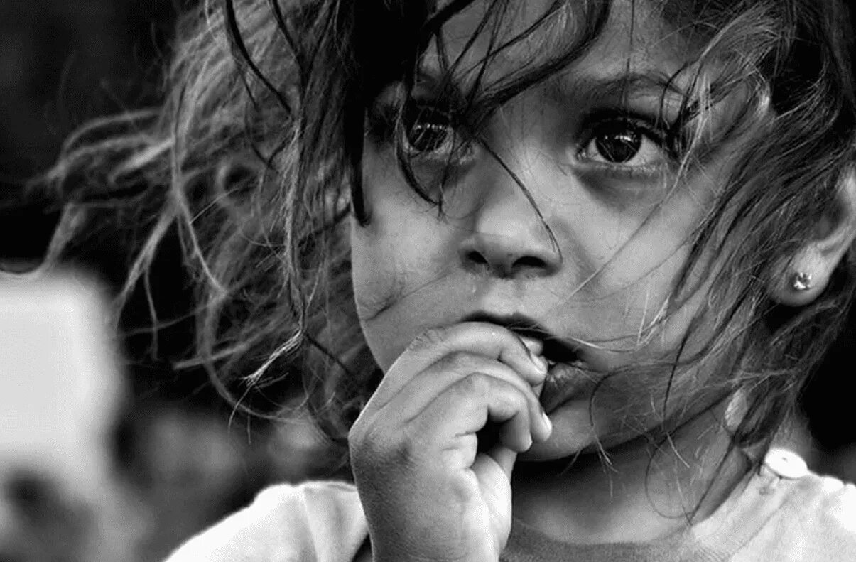 До слез про девочку. Девочка с грустными глазами. Девочка. Плачущая девушка. Девочка грустит.