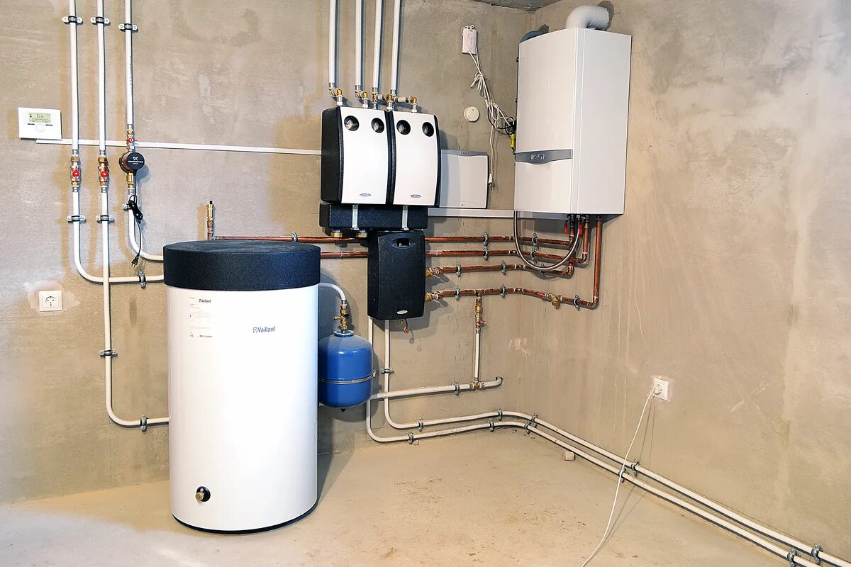 Дом котел обвязка отопление. Бойлер вайлант 120. бойлер vaillant 300. отделка котельной. котельная в доме.