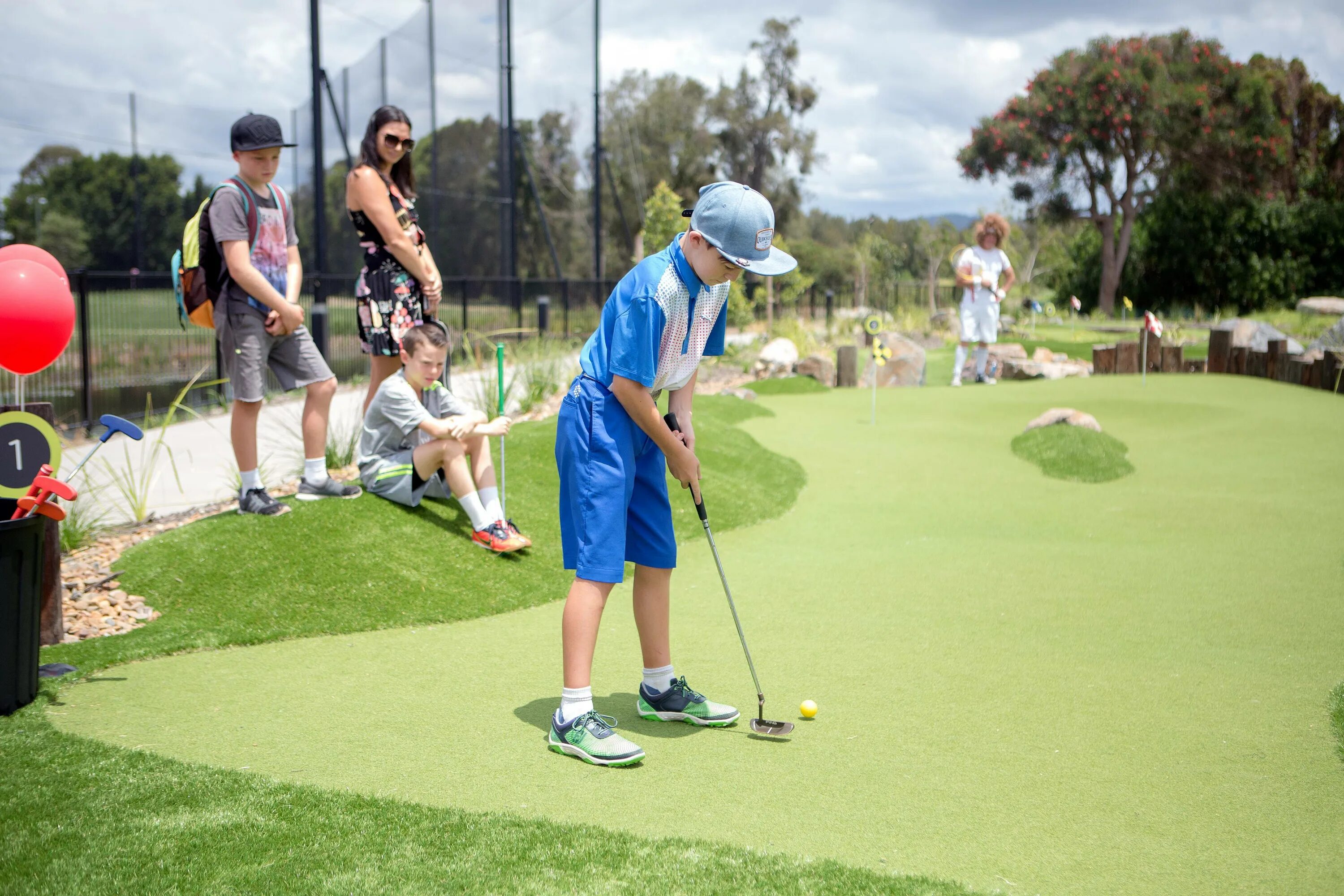 Mini Golf. Дубай минигольф. Мини гольф Марбелья. Минигольф в Иркутске.