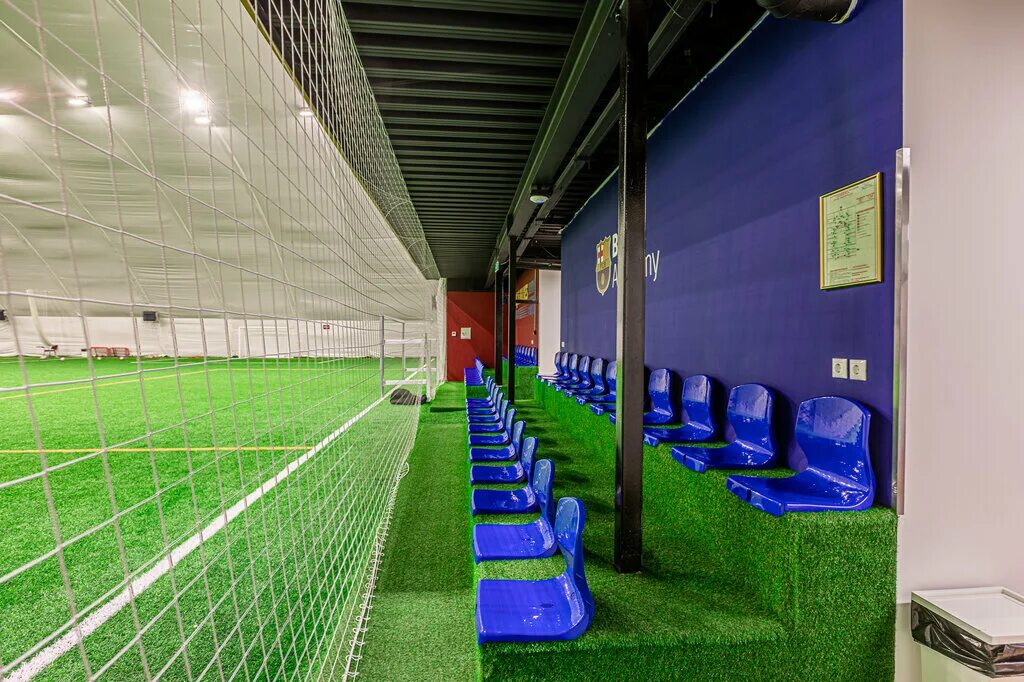 Манеж барс. Манеж барс. Ходынский бульвар 4 манеж барселона. Футбольная академия барселоны в москве. Тц авиапарк манеж барселона.