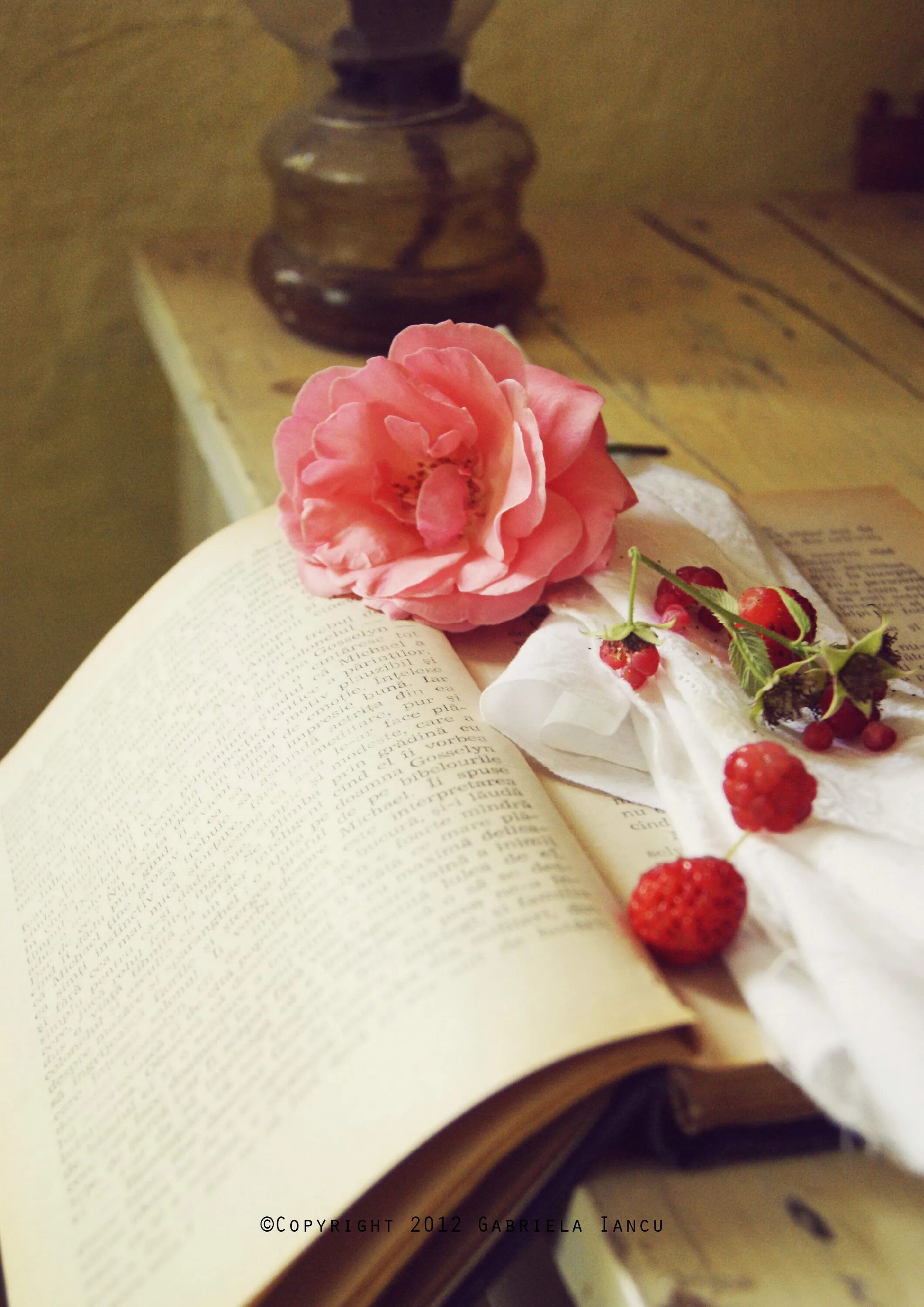 Книги вацап. Книга цветы. Книга с цветами. Красивые книги с цветами. Старинные книги про цветы.
