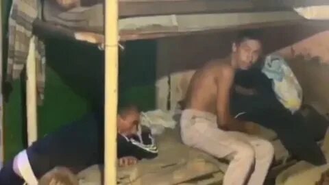 Мужики попавшие в рабство