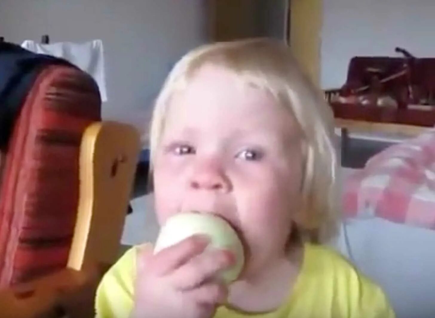 Девочка есть лук видео. Ребенок ест лук. Девочка ест лук. Мальчик ест лук. Ребенок ест лук.