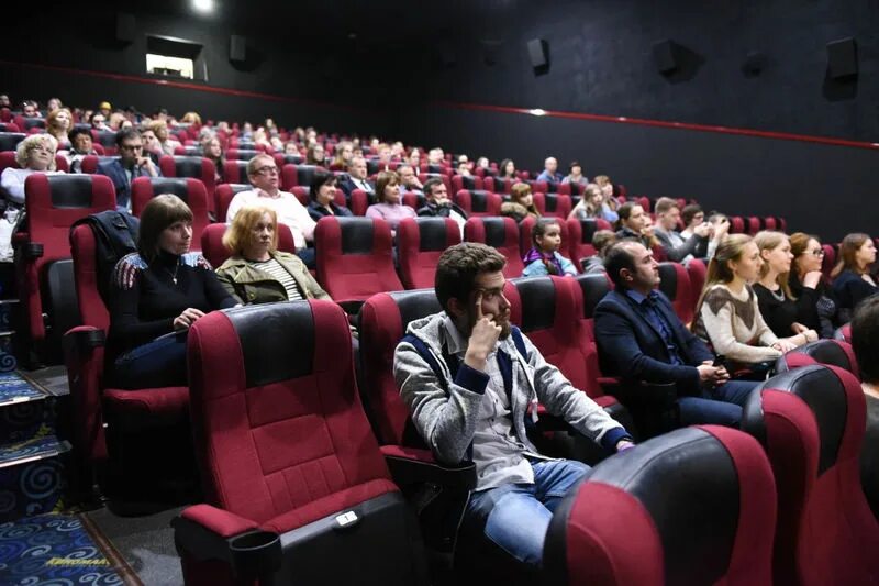 кинозал кинотеатр. зрители в кинотеатре. кинотеатр каро 11 октябрь москва. кинотеатр полный зал. зрители в кинотеатре.