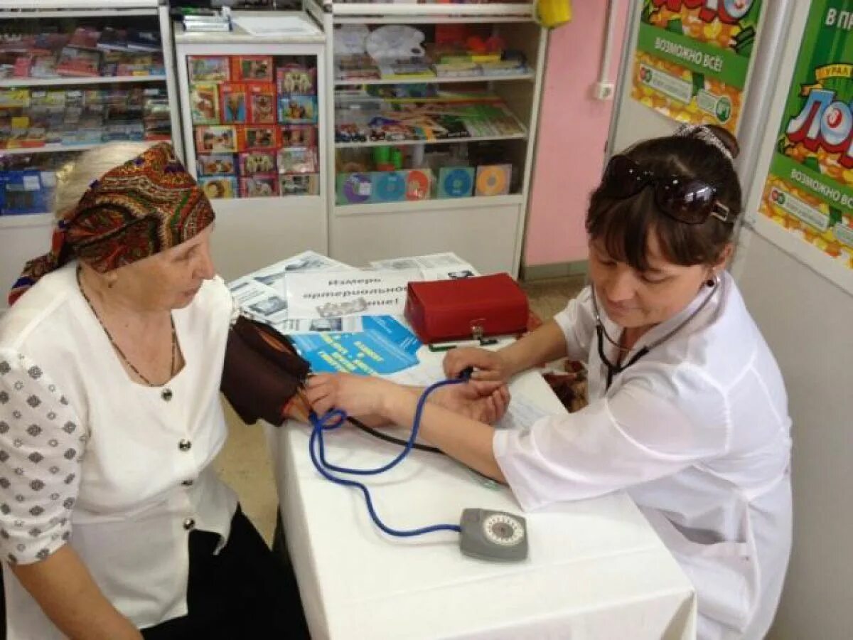 столик для измерения давления в аптеке. фармацевт в аптеке. правила измерения артериального давления (ад). измерение артериального давления (ад). померить давление в аптеке.