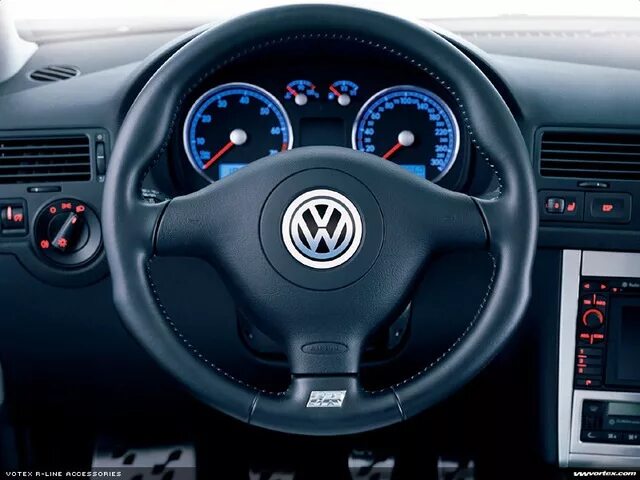 Volkswagen правый руль. Трехспицевый руль Golf 4. Руль Golf 4 r32. Volkswagen Golf 4 руль. Гольф 4 r руль.