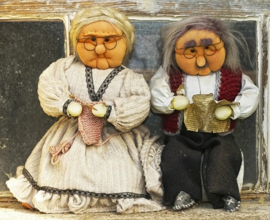 Семья осень бабушки дедушки. Счастливые бабушка и дедушка. Кукла бабушка. Кукла дедушка. Пожилые люди.