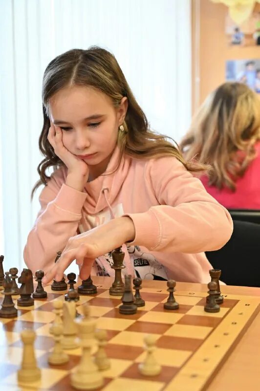 люди играют в шахматы.