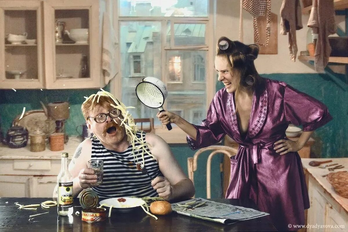 ленивая домохозяйка. уставшая домохозяйка. богатая мама с ребенком. сидела женщина скучала юмор. злая тетенька.