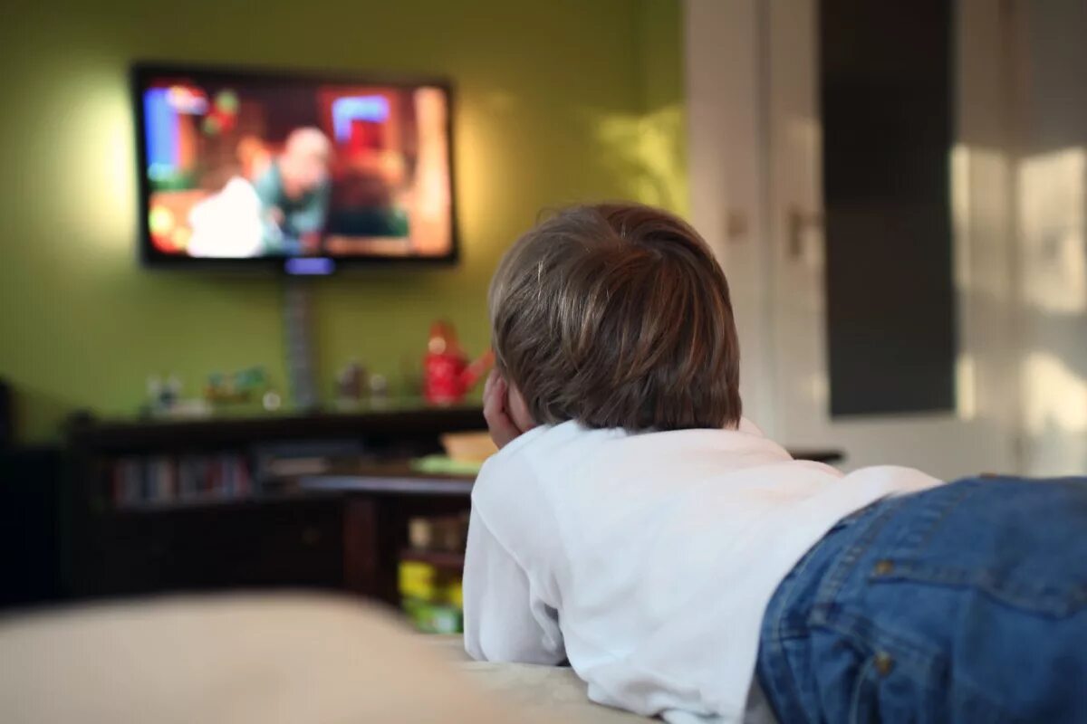 Дети перед телевизором. Мальчик у телевизора. Телевидение и подросток. Подросток и телевизор. Телевизор для детей.