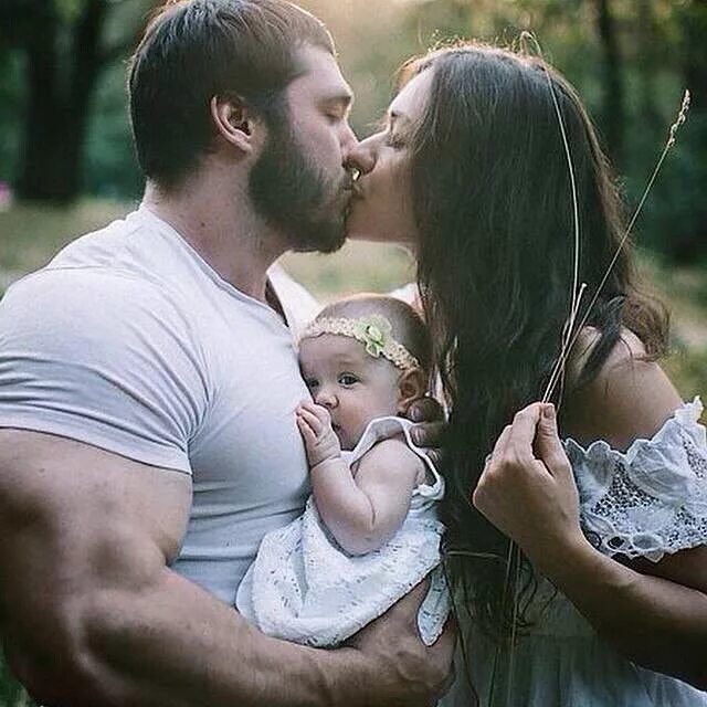 качки с дочкой. мужчина с младенцем. младенцы с папами. ребенок качок. сильный папа картинка.