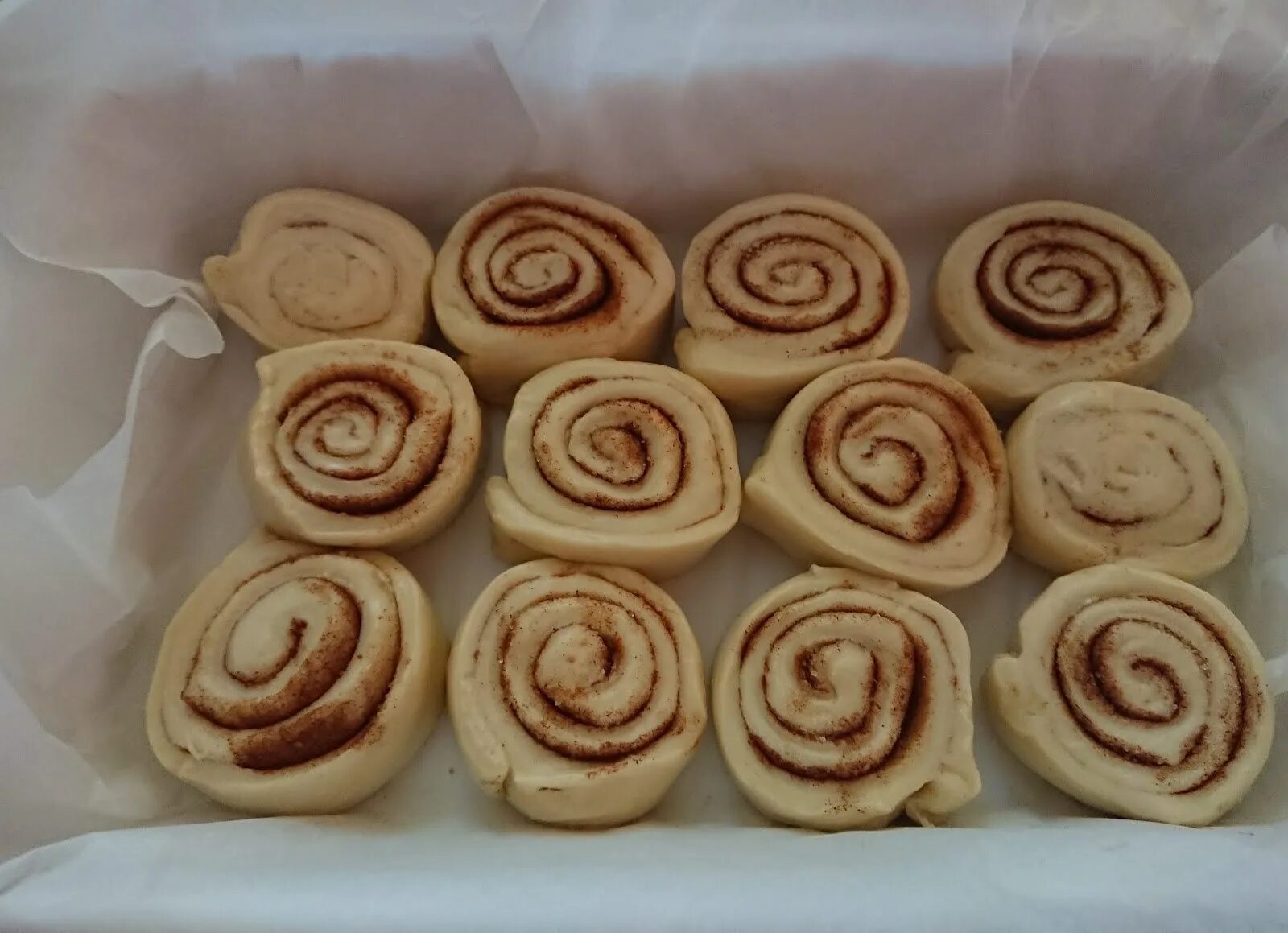 Синнабон с корицей. Синабон с кремом из сметаны. Синабон пп. Булочка синнабон. Булочки синабон со сгущенкой.