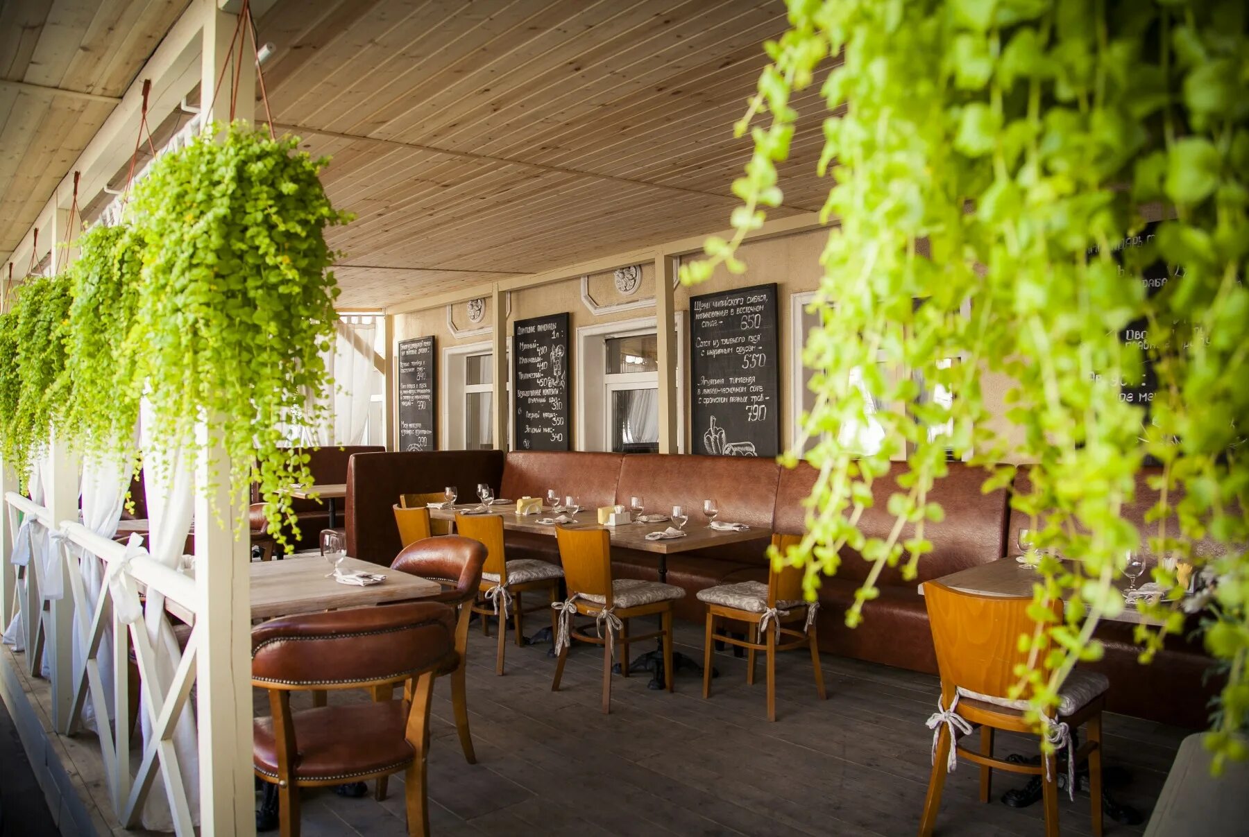 Кафе верхней террасе. Рестораны в Москве с зеленью веранда. Озеленение летнего кафе. Озеленение летних веранд. Озеленение летней веранды ресторана.