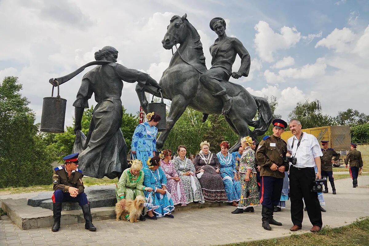 Россия 10 ростовская область. Тихий Дон станица Вешенская. Станица Вешенская Шолоховский район. Вёшенская памятник Аксинье.