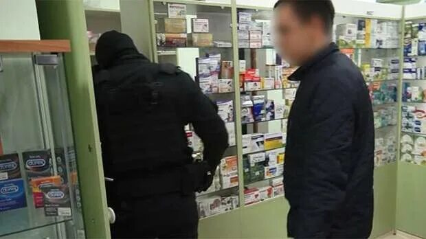 Наркоман в аптеке. Без лекарств. Аптека в таиланде фото. Нелегальная аптека. Кот в аптеке.