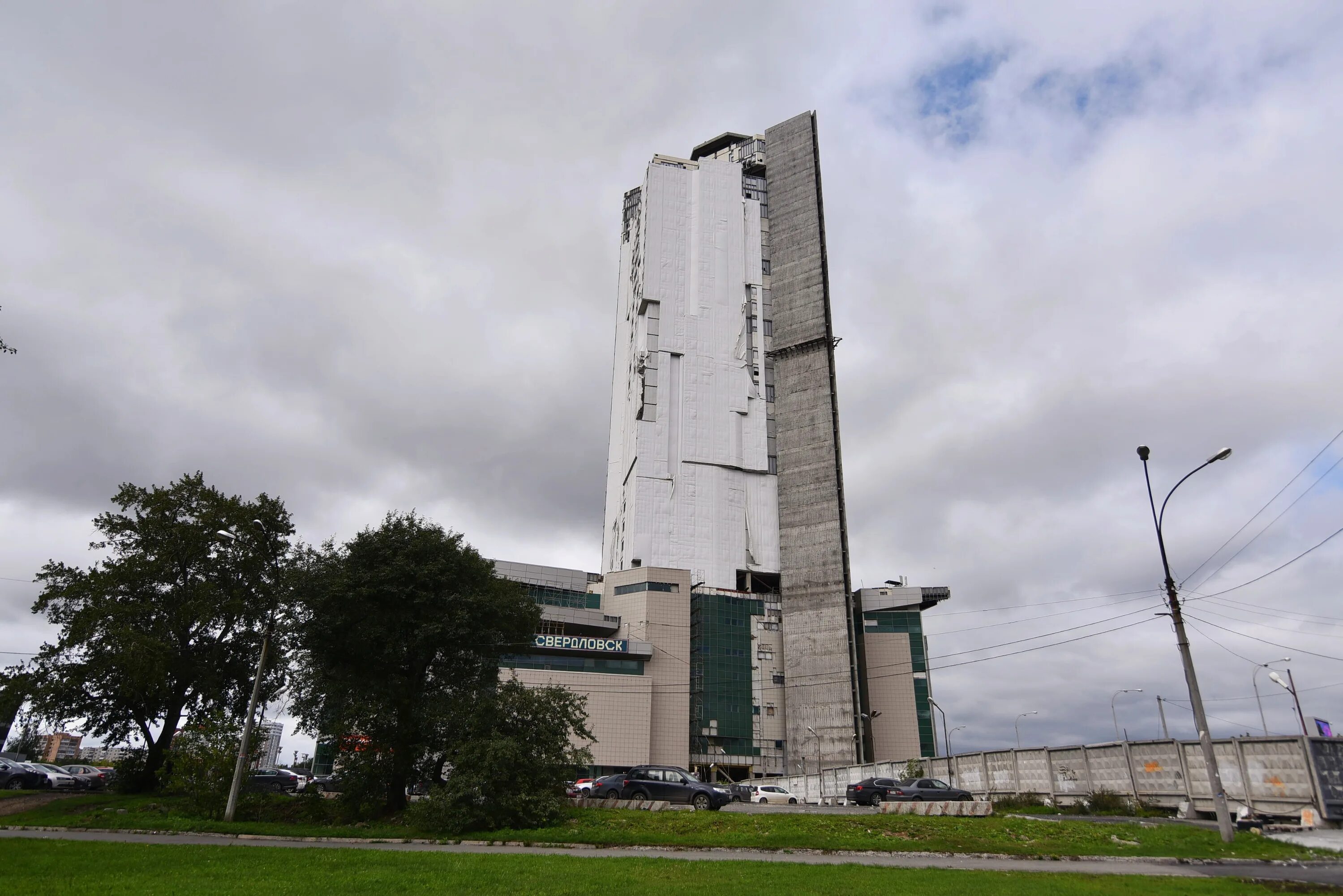 Небоскреб призма екатеринбург. Недострой свердловск. Тц призма екатеринбург. Небоскреб призма екатеринбург. Торговый центр свердловск екатеринбург.