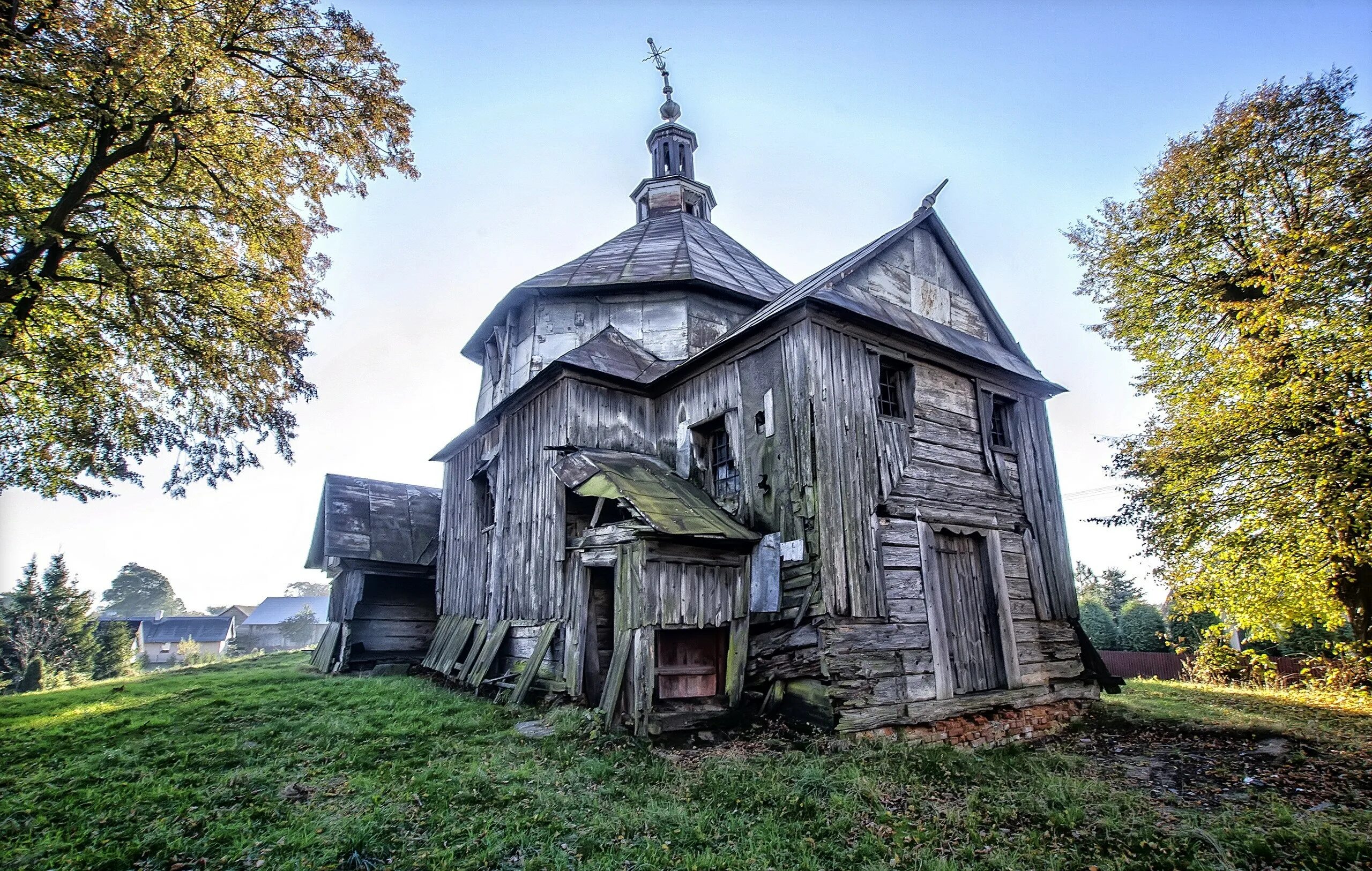 Wooden church. Старинные деревянные церкви. Деревянный храм. Старый деревянный храм. Деревянная Церковь разваленная.