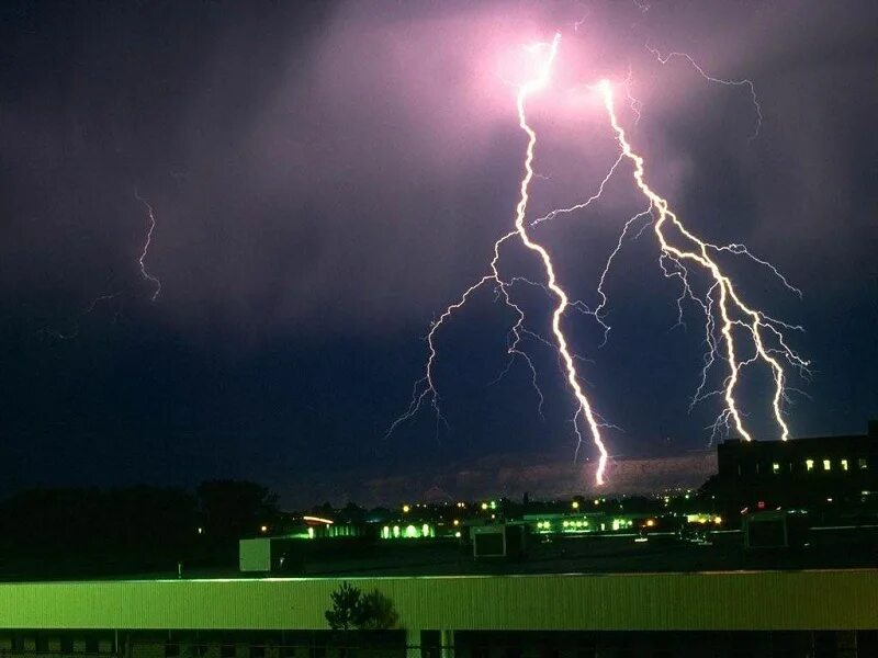 грозовой дождь. непогода мы с тобой громоотводы. молния в дом. сильная гроза. молния в останкинскую башню.