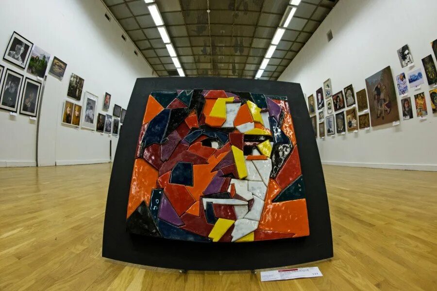 Выставка нескольких художников. Современное выставочное искусство. современное российское искусство. современное отечественное искусство. необычные выставки искусства художников.