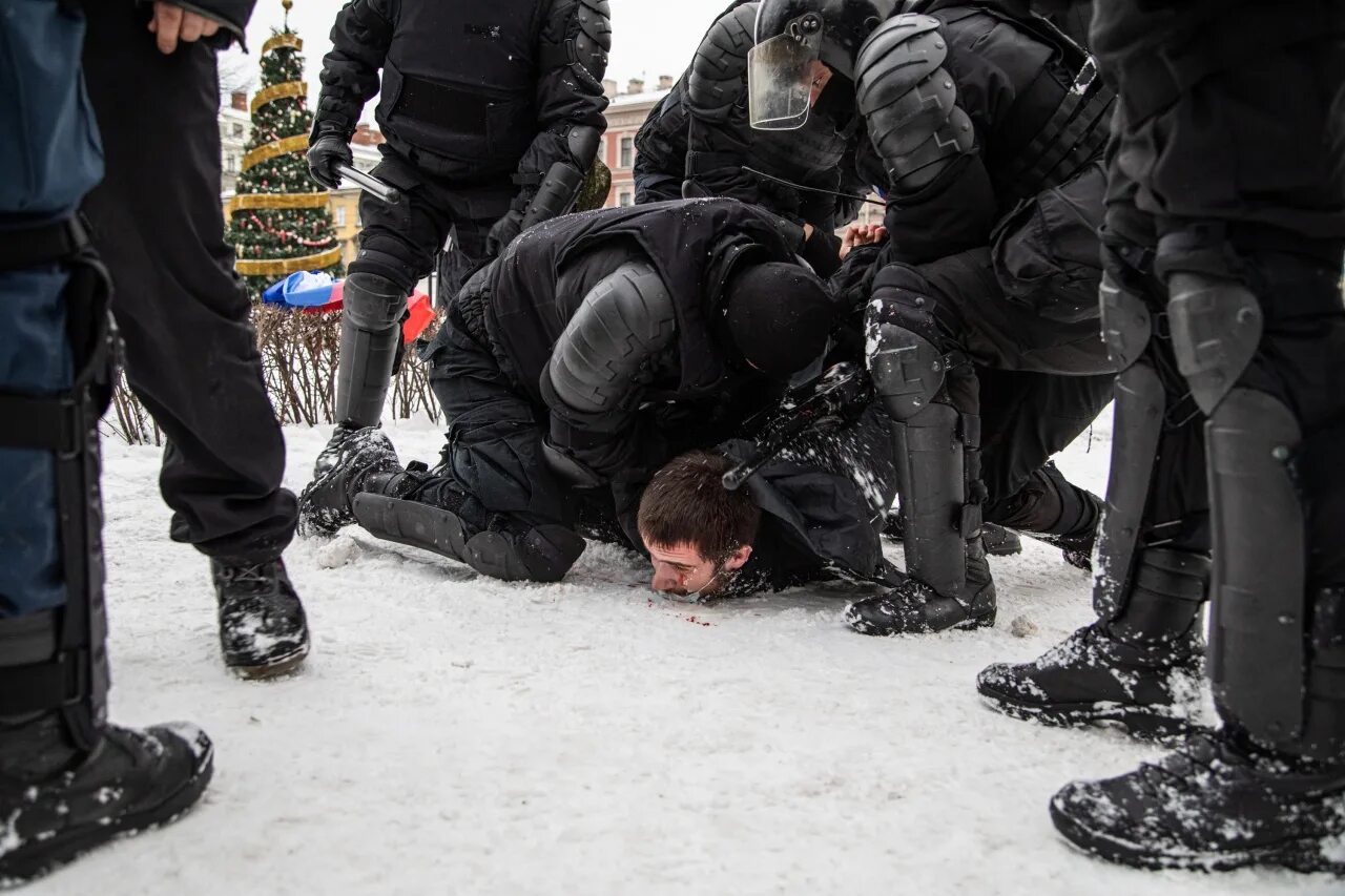 Нападение на омон. ОМОН избивает протестующих. Митинг в Петербурге.