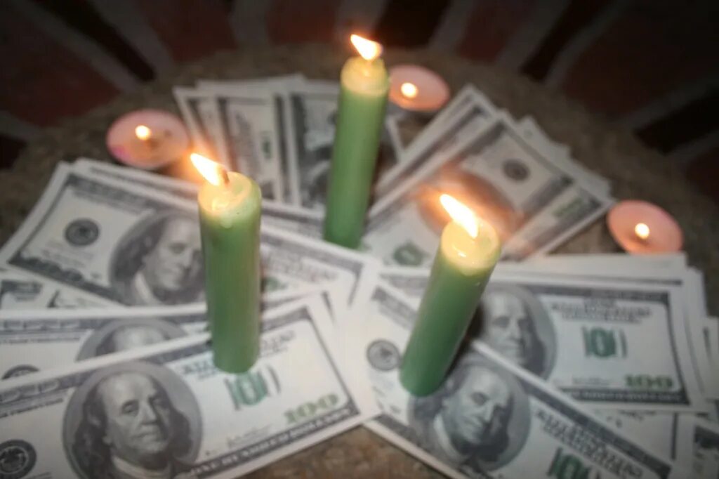 Луна денег свеча. Магический денежный ритуал. Свеча и деньги. Обряд на деньги. Зеленые магические свечи.