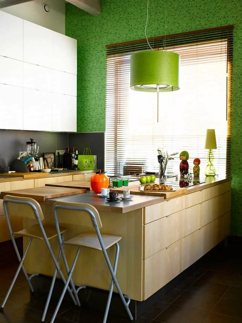 Хорошие бюджетные кухни. Кухня с зелеными стенами. Салатовые стены на кухне. Кухня зеленого цвета. Зеленые стены в интерьере кухни.