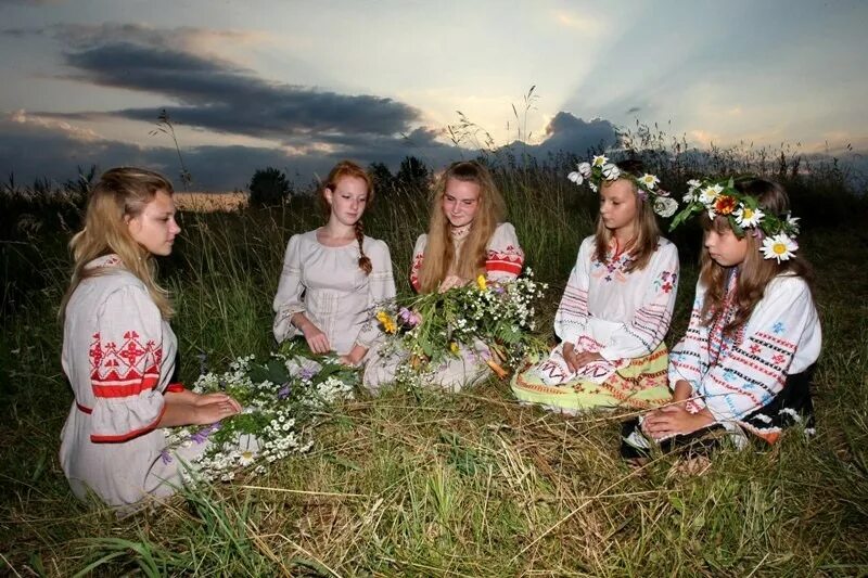 Венок на ивана купала. Из чего плетут венки на ивана купала. Плетение венков на ивана купала. Купальский венок на ивана купала. Венок на ивана купала.