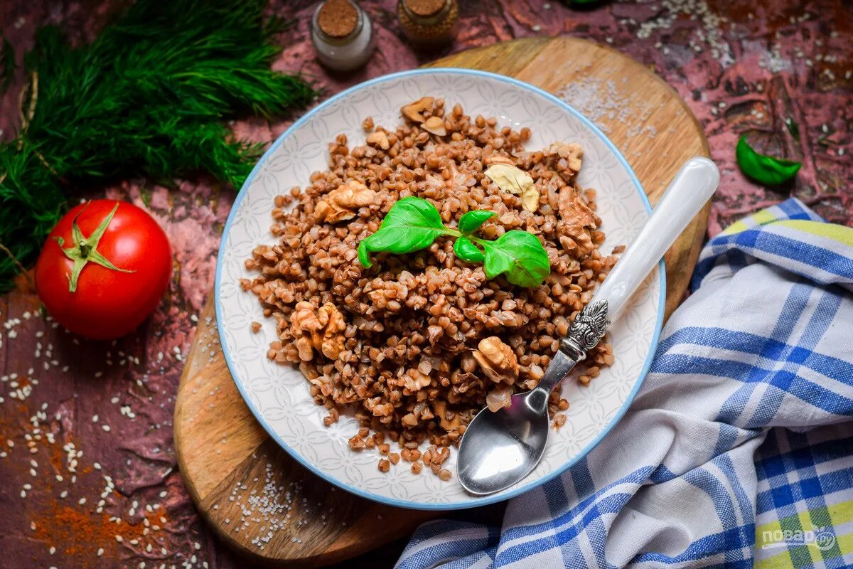 Гречка отварная столовая ложка. Гречневая каша. Вкусная гречневая каша. Гречка с грецкими орехами. Каша с орехами.