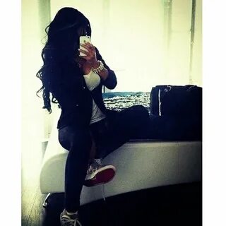 Өте жалаңаш қыздар өздерін еркелетеді