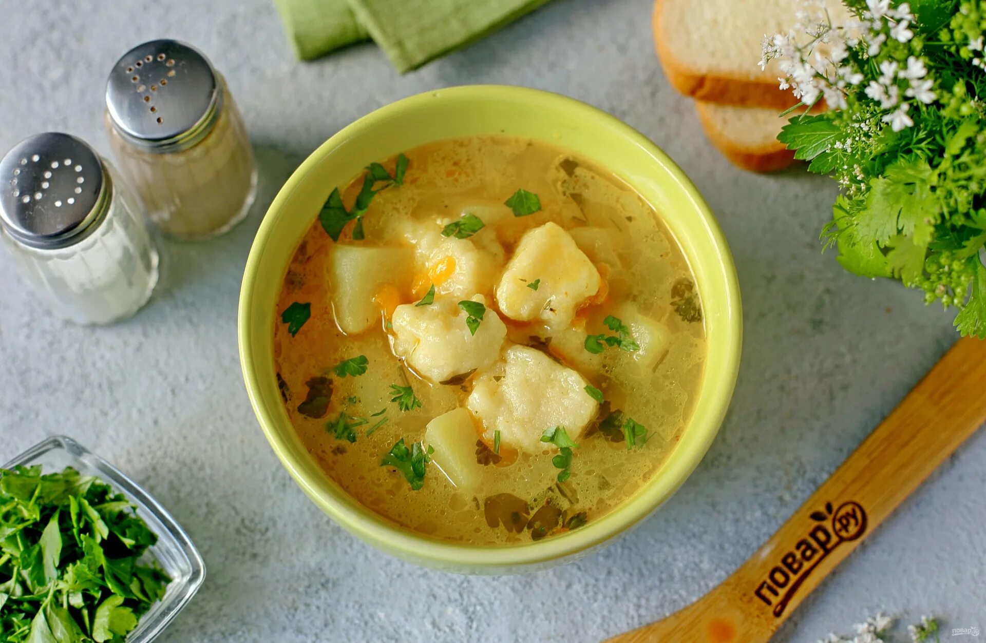 Суп с клецками. Суп картофельный с клецками. Суп с клёцками на курином бульоне. Суп с творогом. Детский суп с клецками