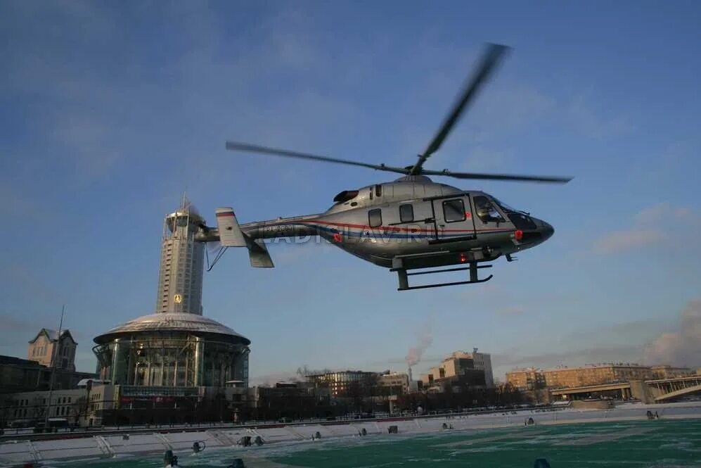 Vrt500 вертолёт. Вертолет над Москвой. Вертолеты над МКАДОМ. Серый вертолет. Вертолет над железногорском