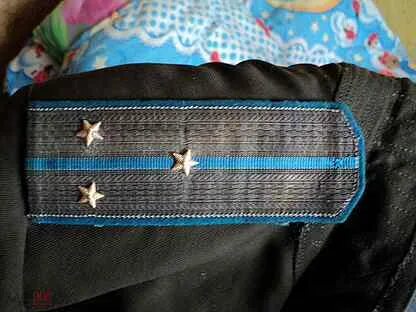 Крепление погон на китель. Крепление погон к рубашке с пуговицей. Крепление съемных погон. Крепление погон к рубашке. Как пришить погоны к рубашке.